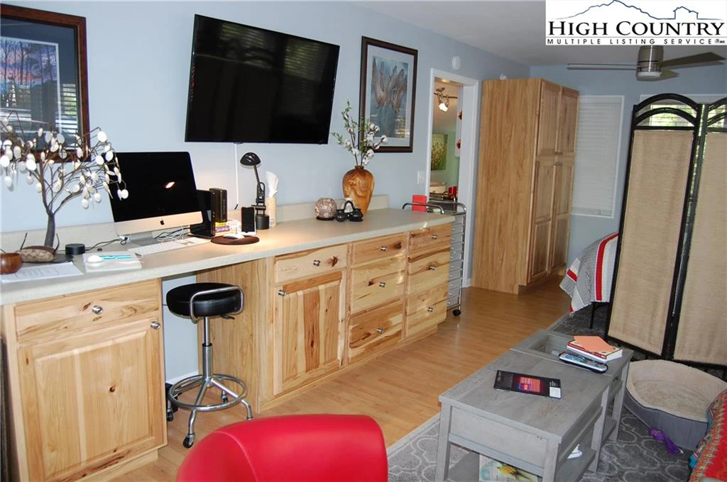 Image number 3 for the current listing