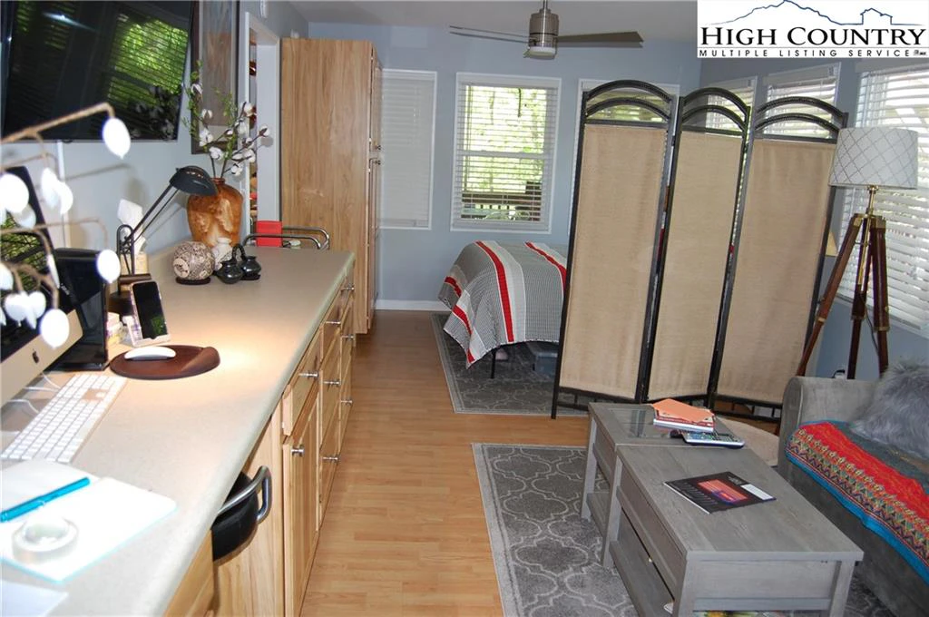 Image number 4 for the current listing