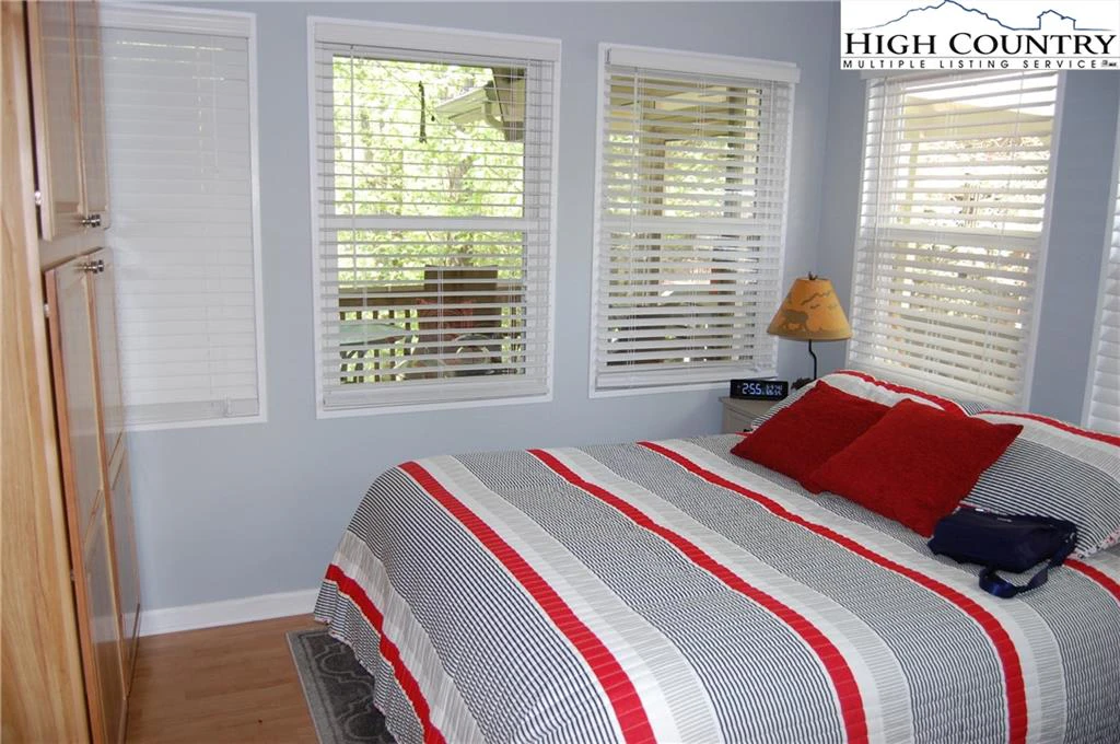 Image number 5 for the current listing