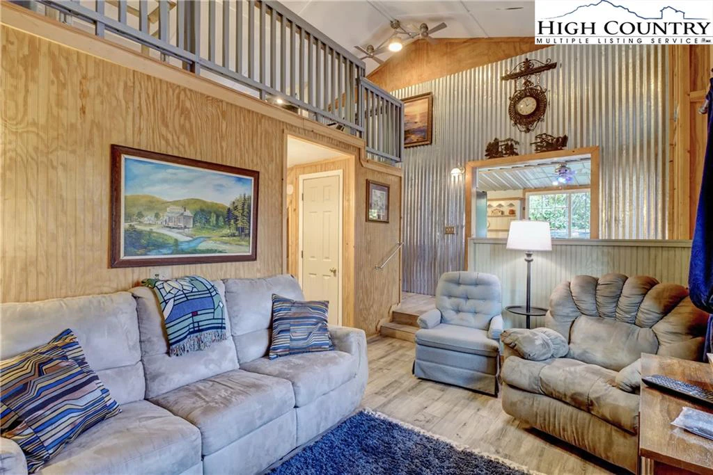 Image number 13 for the current listing