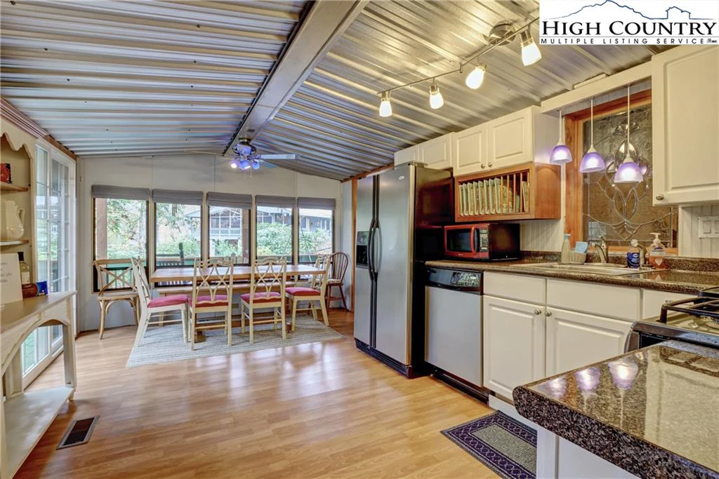 Image number 6 for the current listing