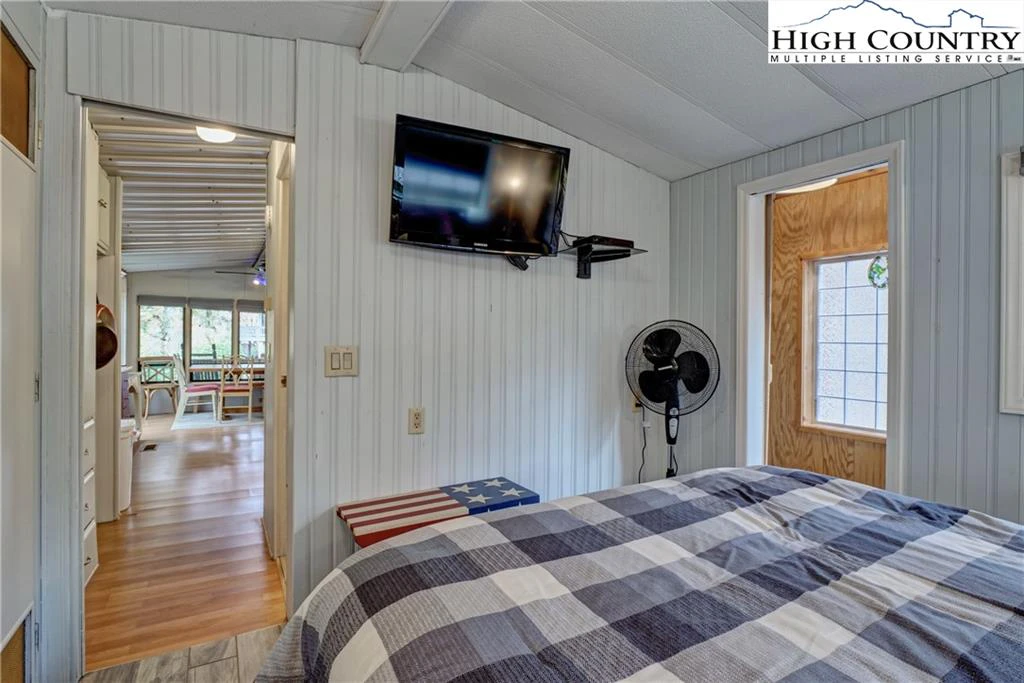 Image number 4 for the current listing