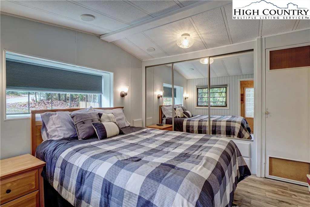 Image number 3 for the current listing