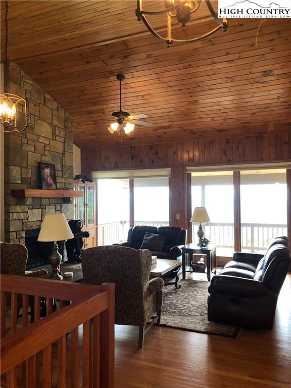 Image number 18 for the current listing