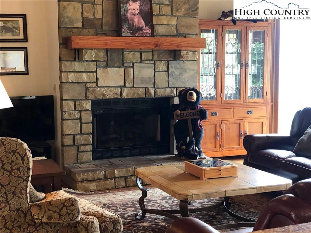 Image number 17 for the current listing
