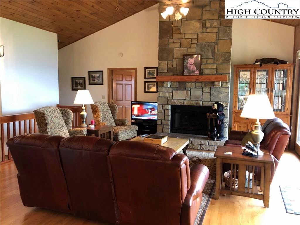 Image number 19 for the current listing