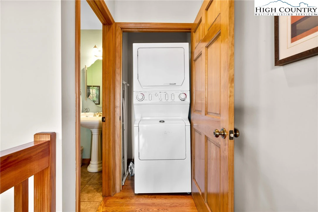 Image number 4 for the current listing