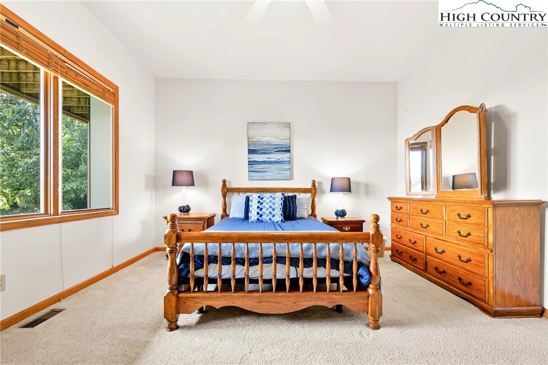 Image number 11 for the current listing
