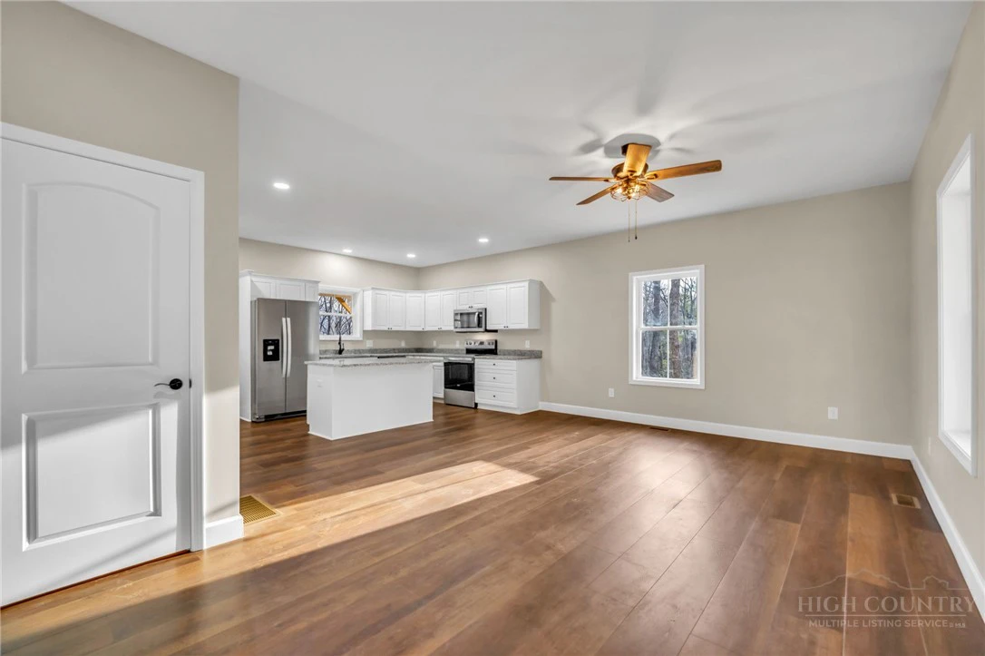 Image number 5 for the current listing