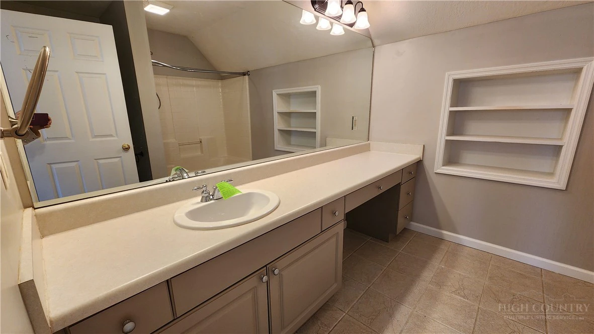 Image number 3 for the current listing
