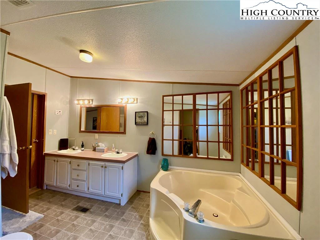 Image number 8 for the current listing