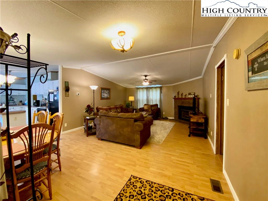 Image number 18 for the current listing