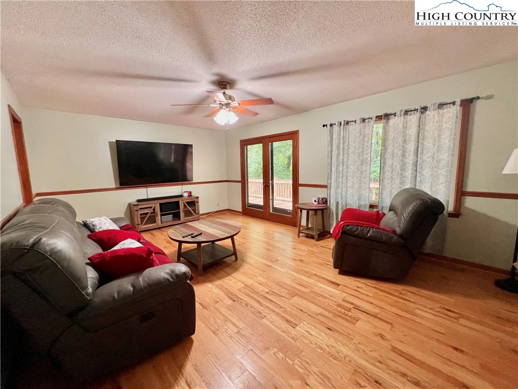 Image number 16 for the current listing
