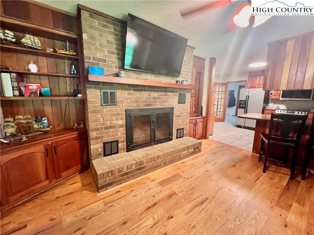 Image number 15 for the current listing