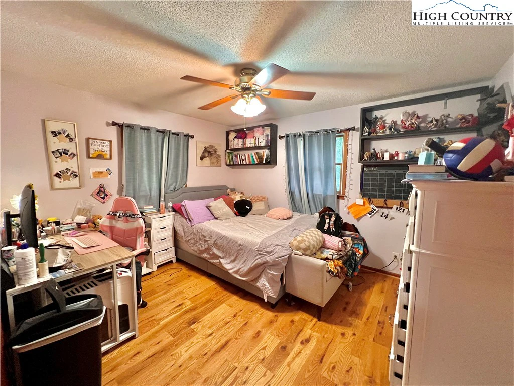 Image number 2 for the current listing