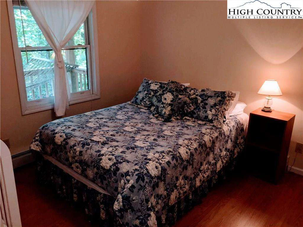 Image number 15 for the current listing