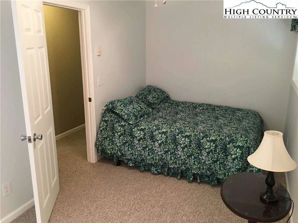 Image number 11 for the current listing