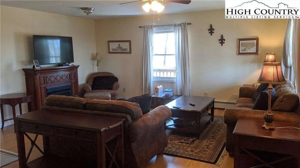 Image number 9 for the current listing
