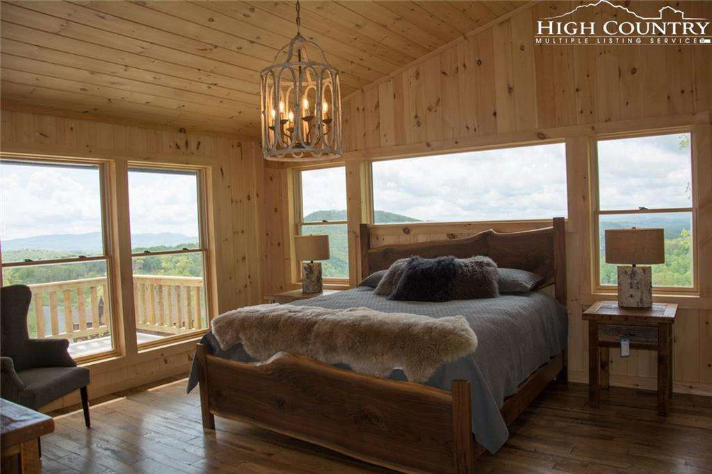 Image number 4 for the current listing