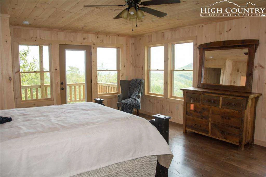Image number 18 for the current listing