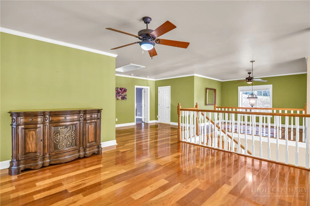 Image number 14 for the current listing