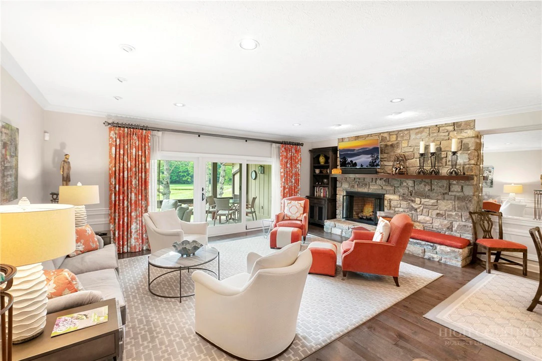 Image number 2 for the current listing