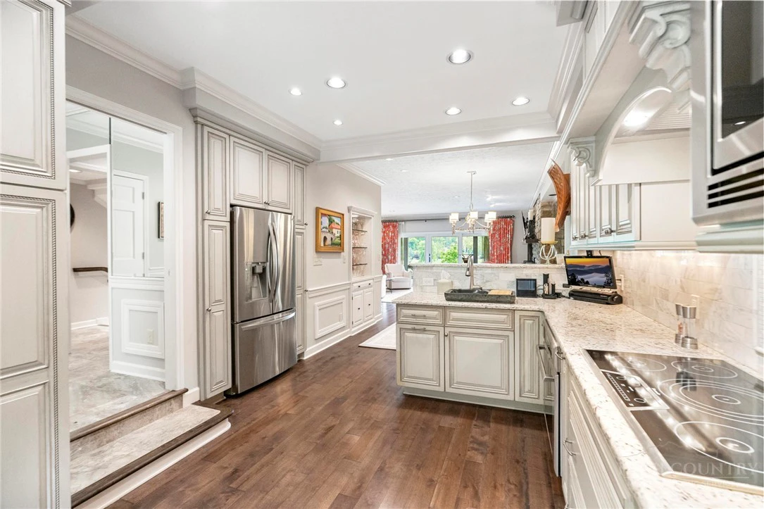 Image number 4 for the current listing