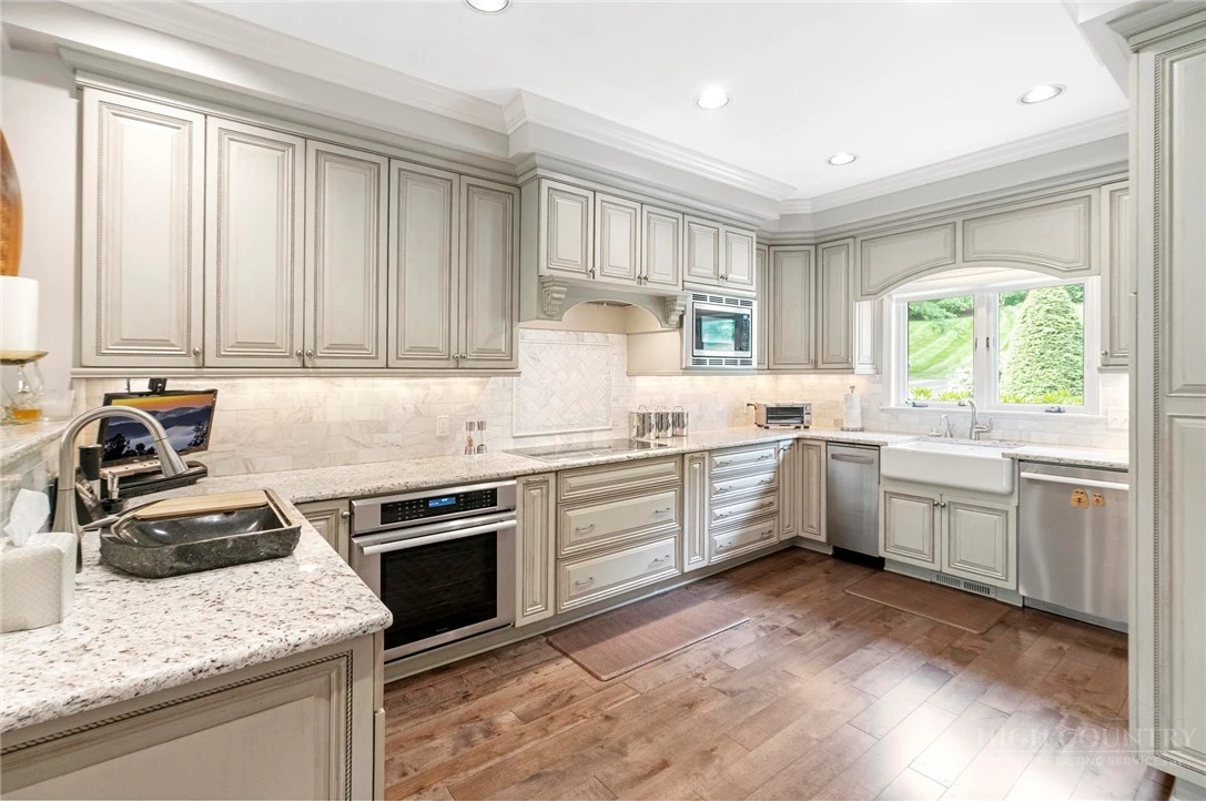 Image number 7 for the current listing