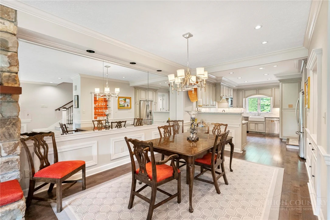 Image number 11 for the current listing