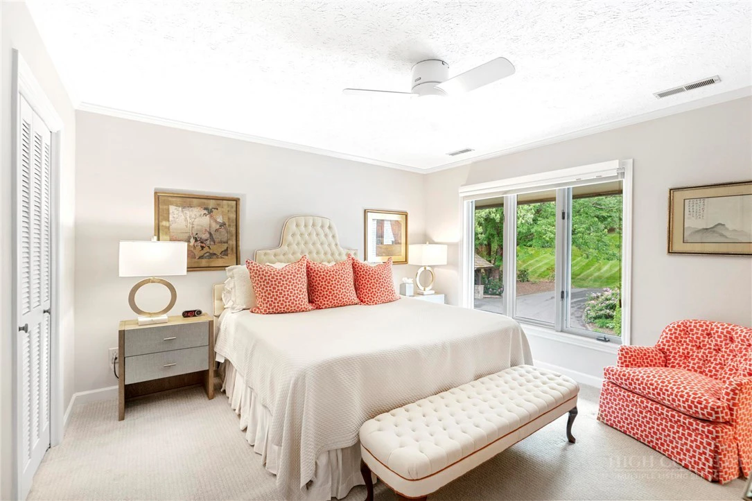 Image number 15 for the current listing