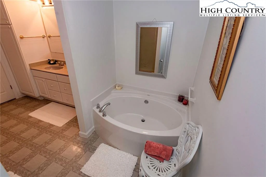 Image number 9 for the current listing