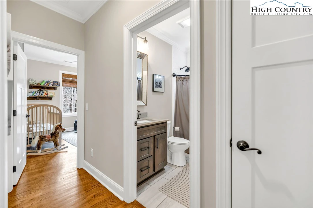 Image number 5 for the current listing