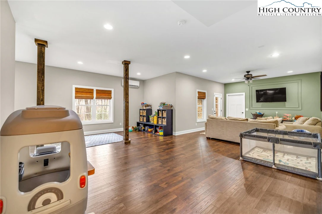Image number 2 for the current listing
