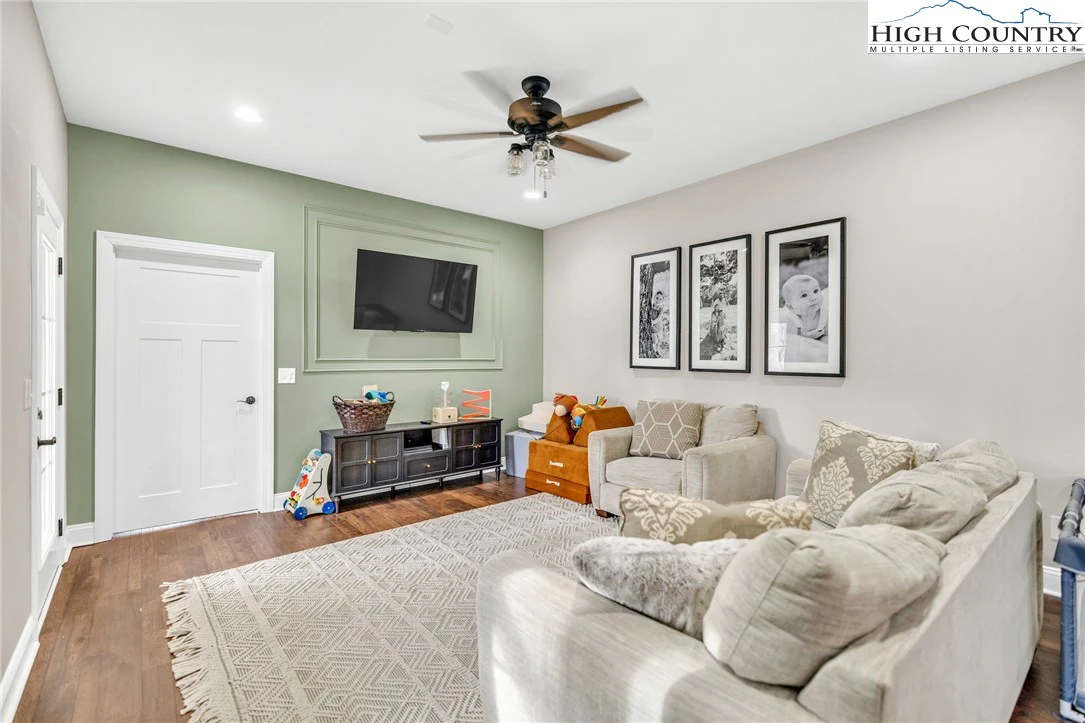 Image number 18 for the current listing