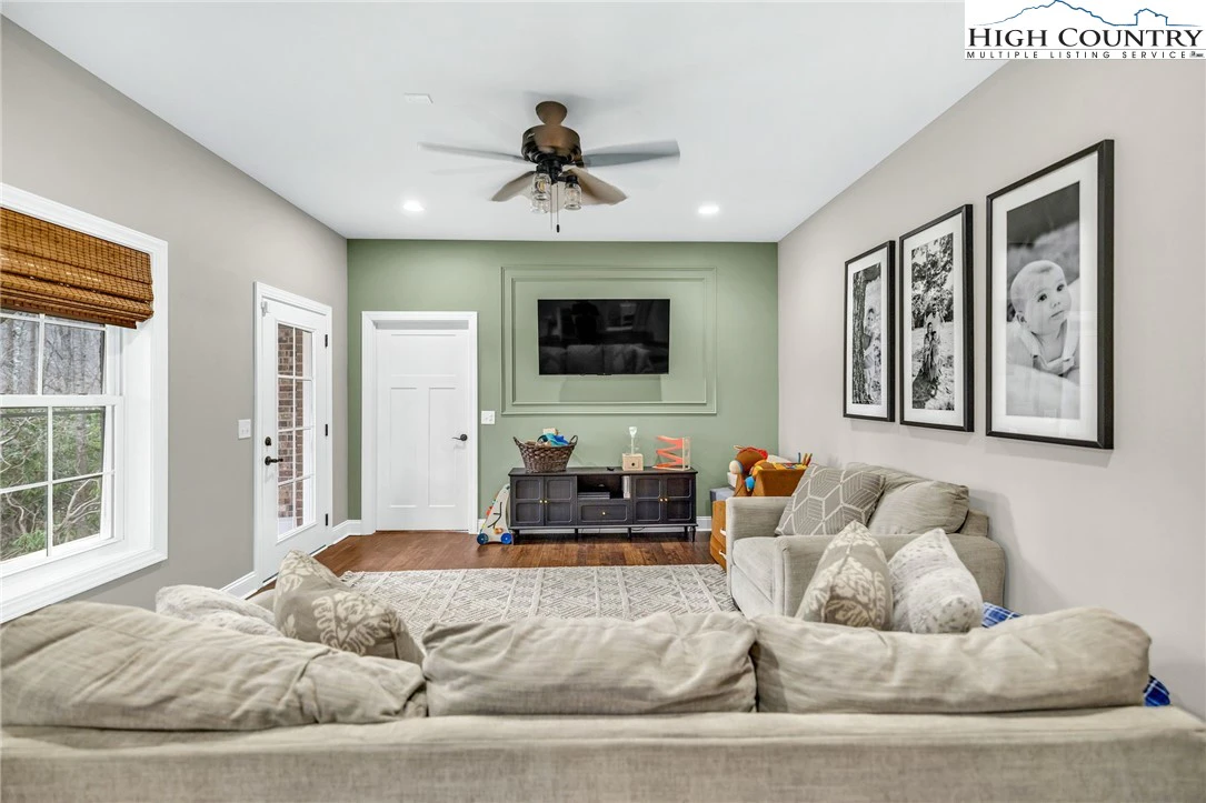 Image number 14 for the current listing