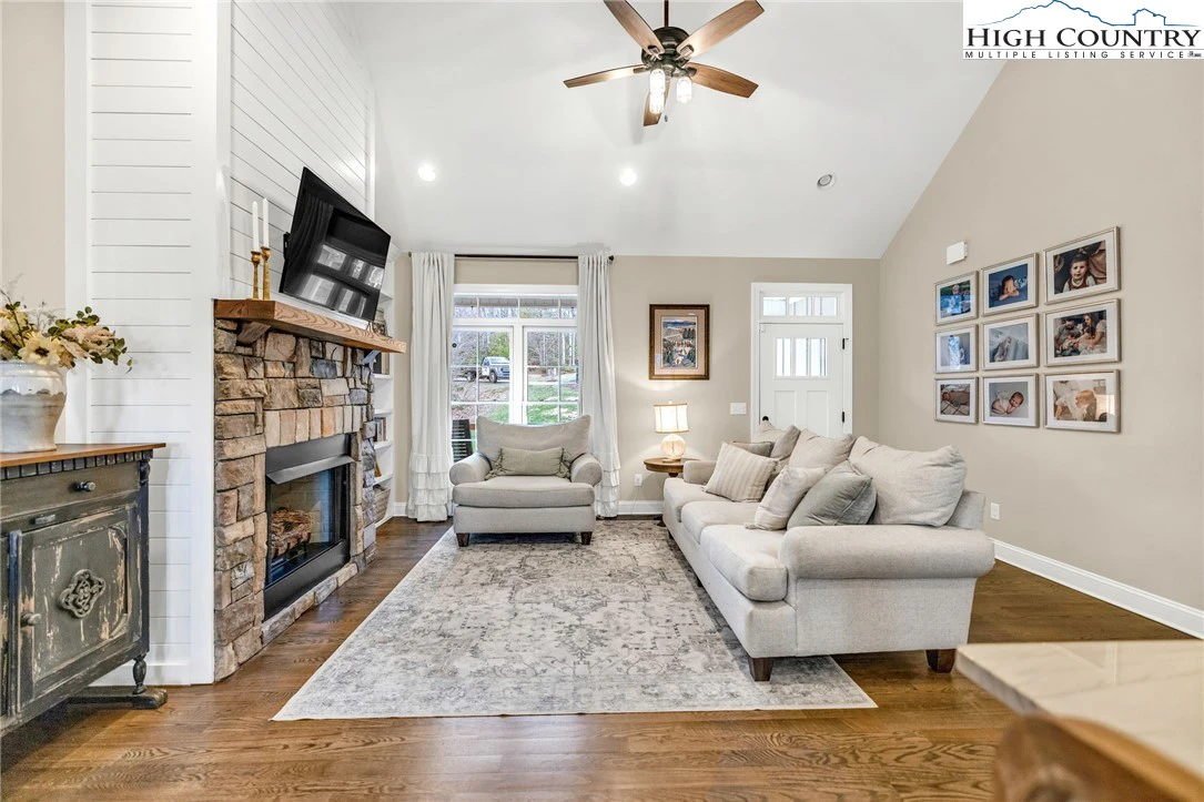 Image number 4 for the current listing