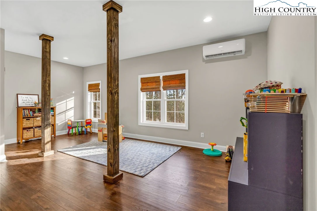 Image number 15 for the current listing