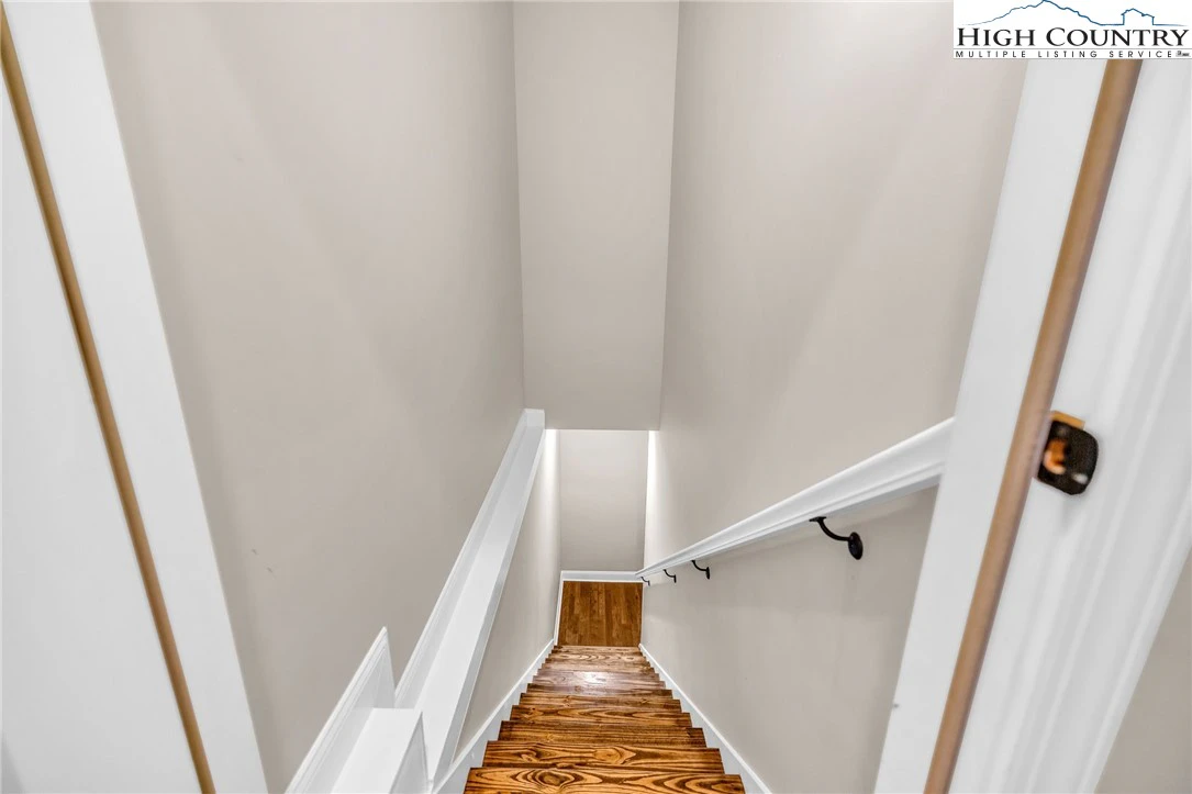 Image number 11 for the current listing