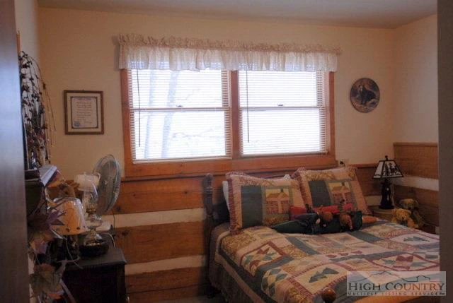 Image number 14 for the current listing