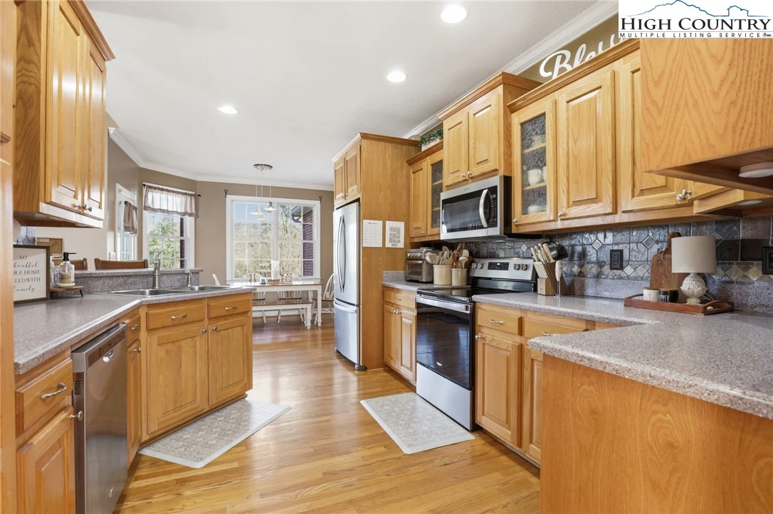 Image number 19 for the current listing