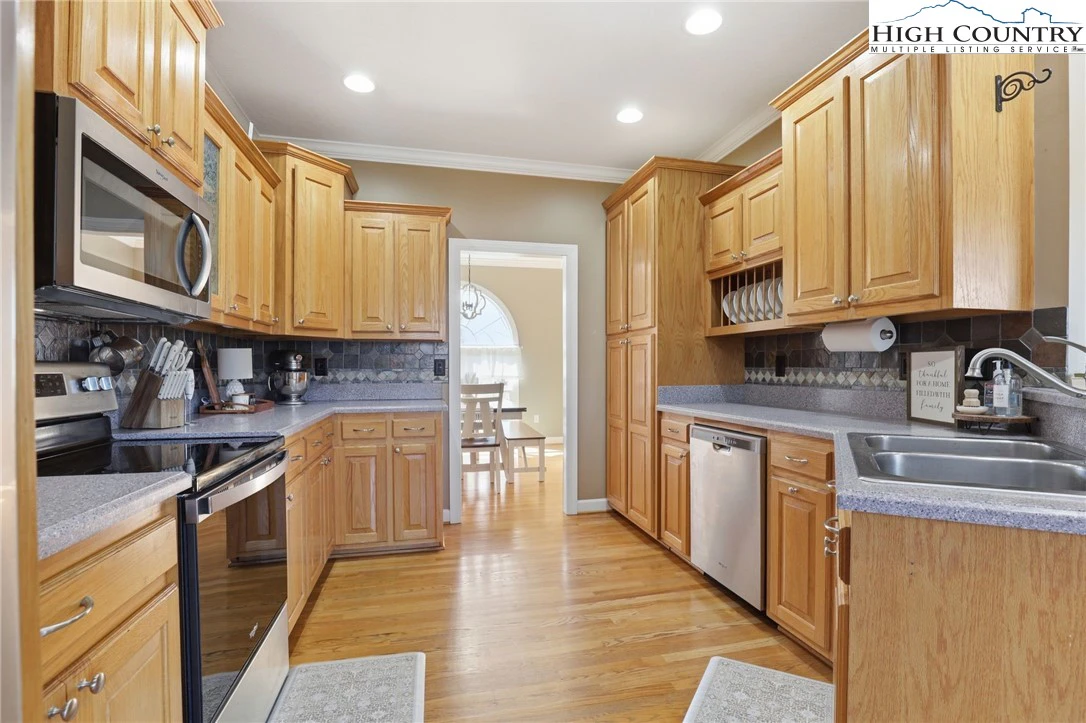 Image number 18 for the current listing