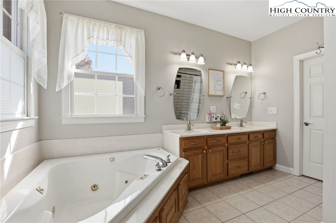 Image number 21 for the current listing