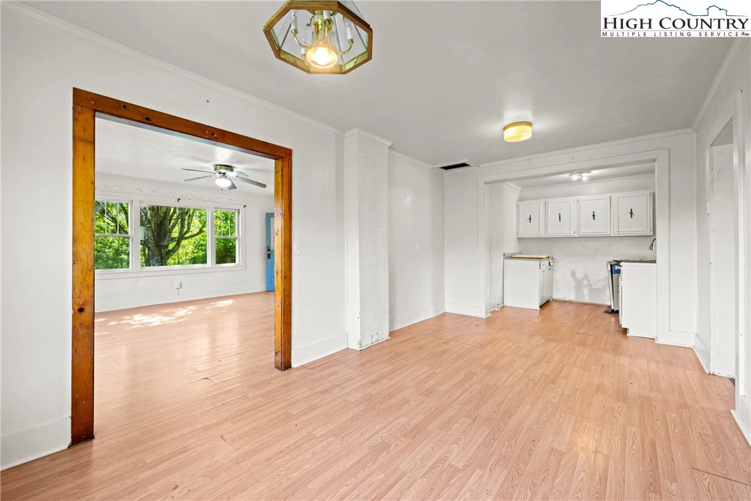 Image number 15 for the current listing