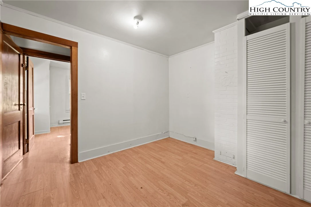 Image number 19 for the current listing