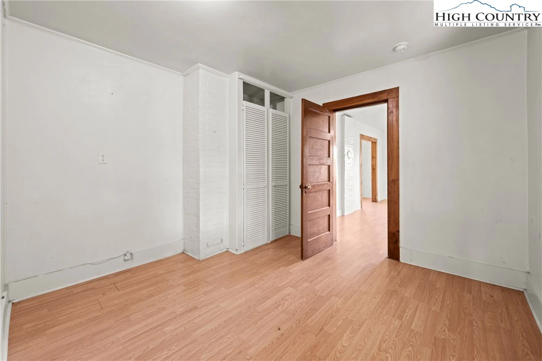 Image number 2 for the current listing