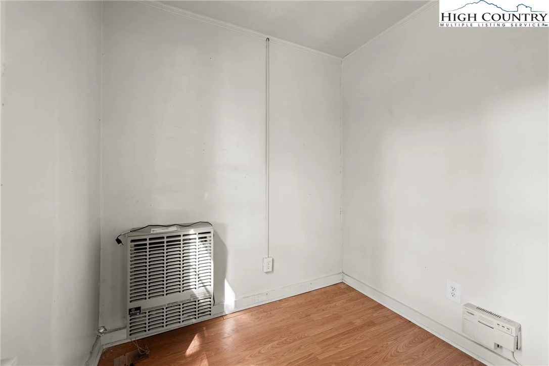 Image number 13 for the current listing
