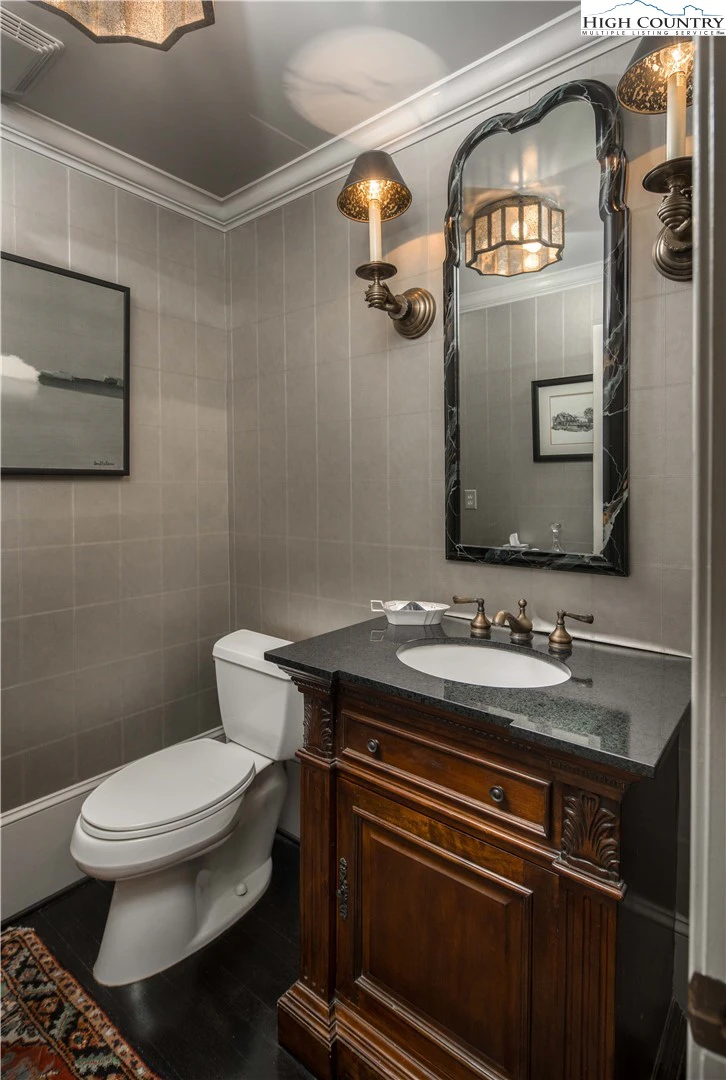 Image number 3 for the current listing