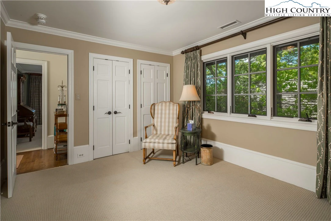 Image number 8 for the current listing