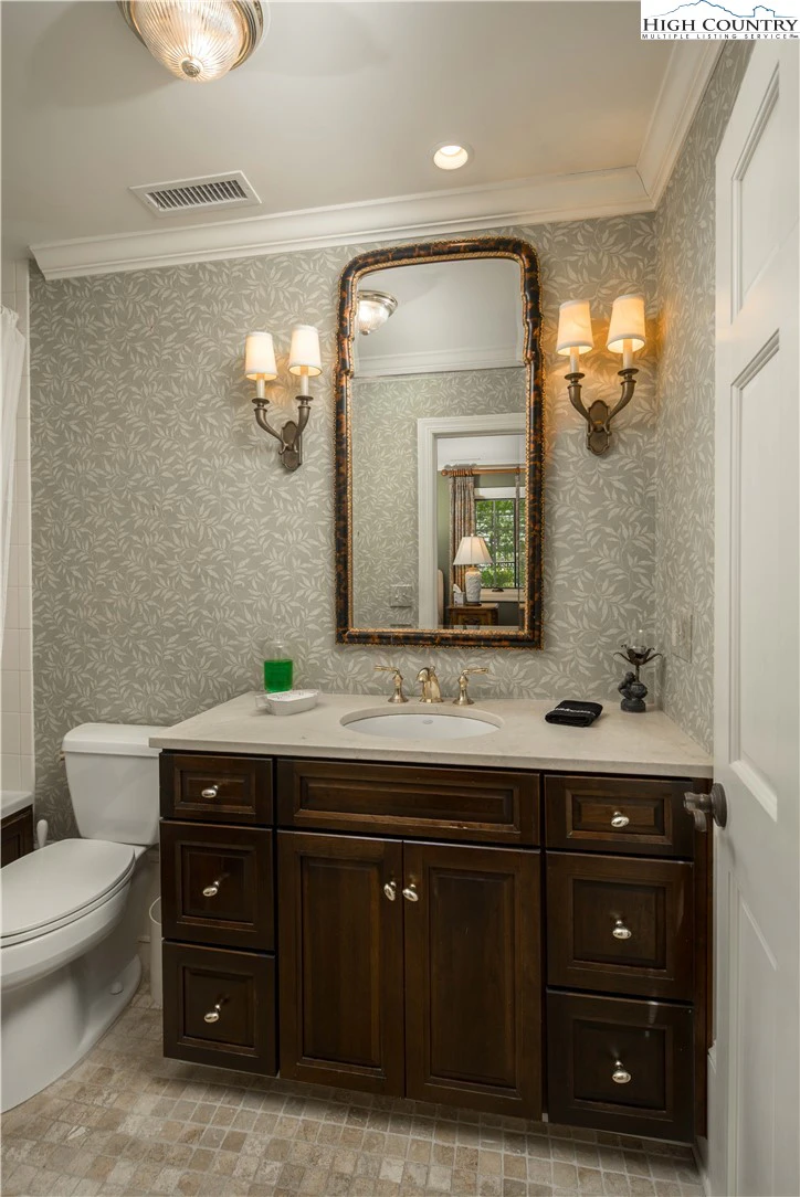 Image number 9 for the current listing