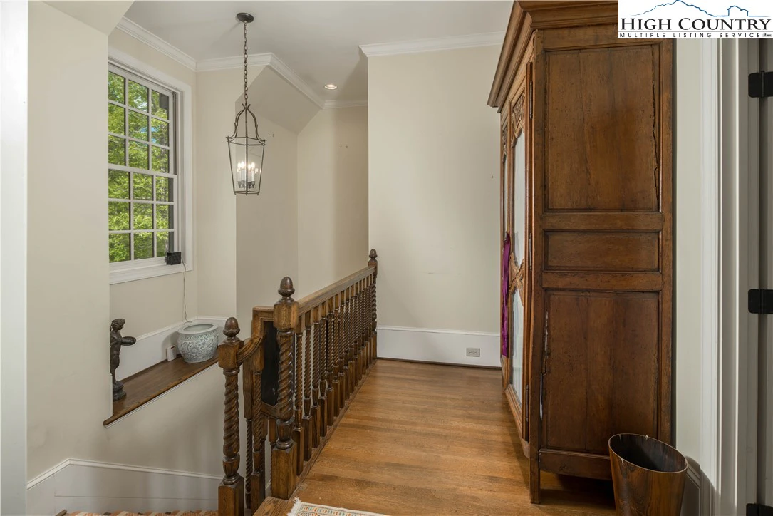 Image number 4 for the current listing